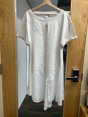 Anne Klein White Embroidered Crewneck Tee